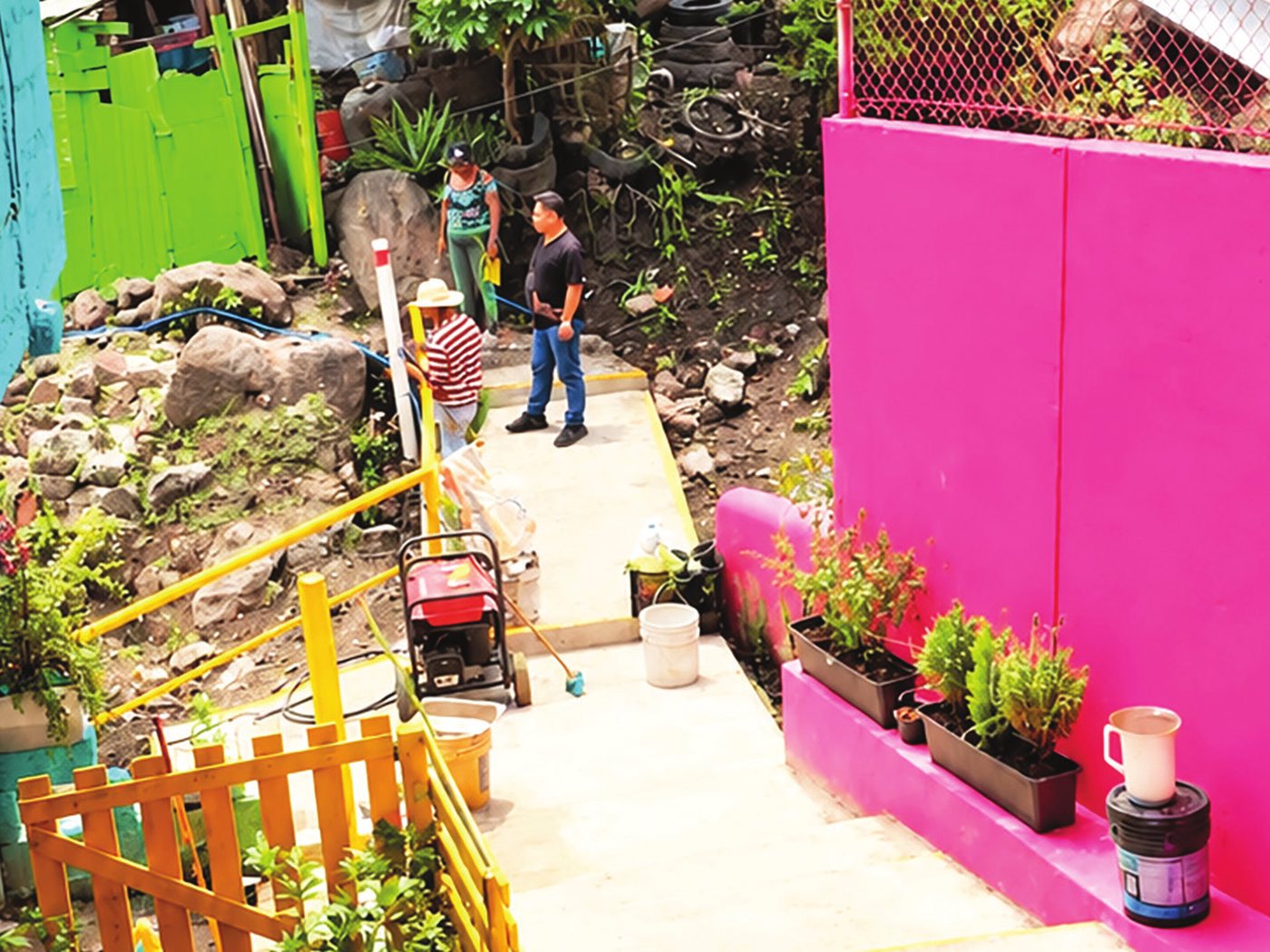 Andador después de la obra, con escalones y jardineras